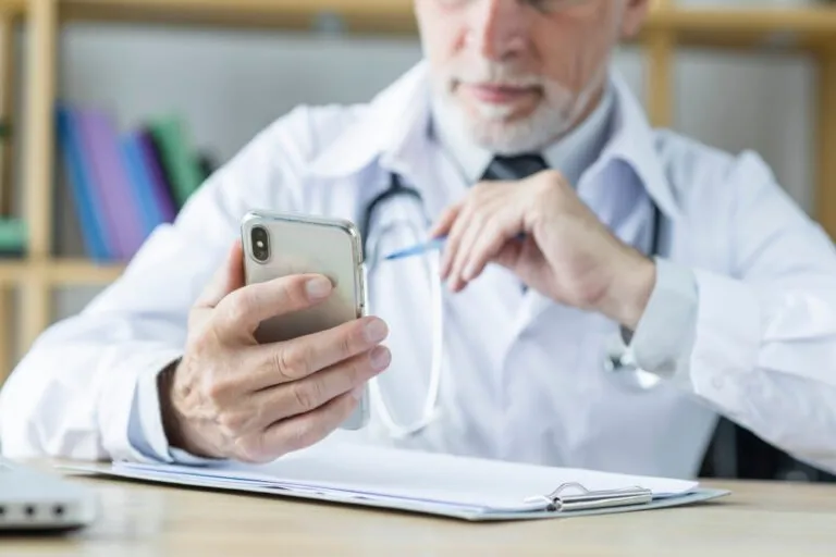 Pourquoi votre cabinet médical a-t-il besoin d'une application pour attirer plus de patients ? Pourquoi votre cabinet médical a-t-il besoin d'une application pour attirer plus de patients ?